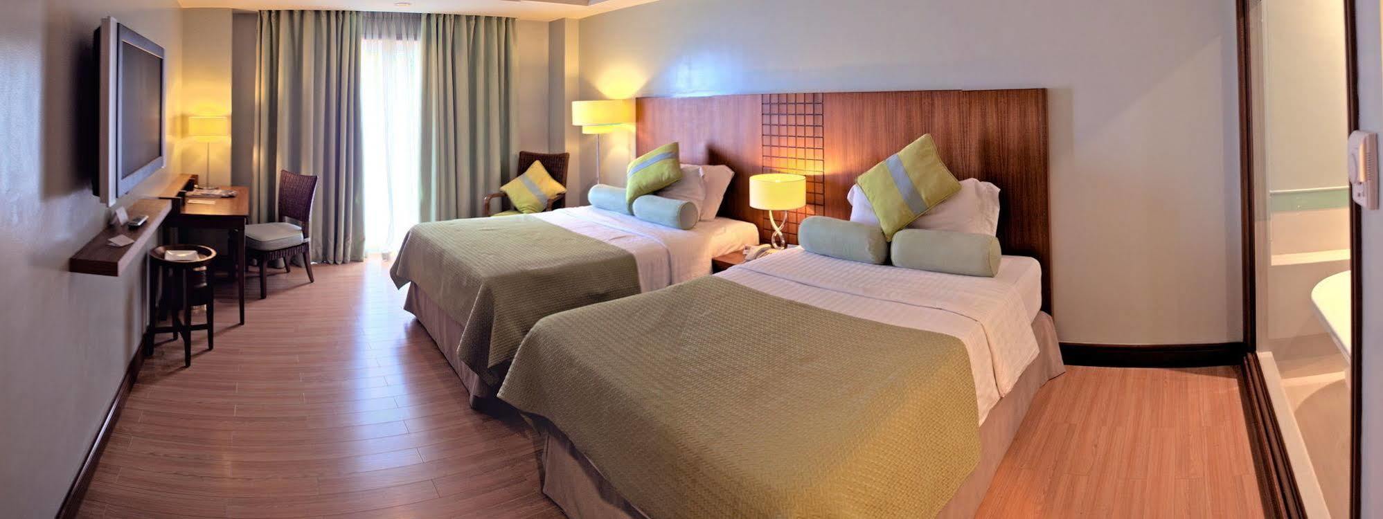 The Lighthouse Marina Resort Olongapo Exterior photo