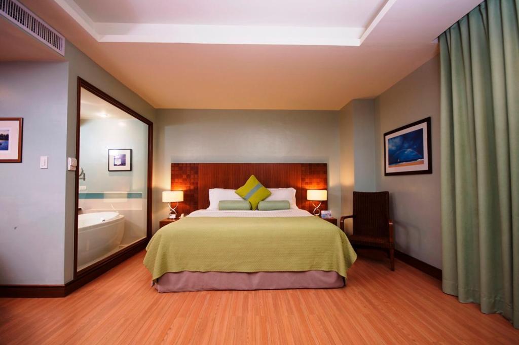 The Lighthouse Marina Resort Olongapo Exterior photo